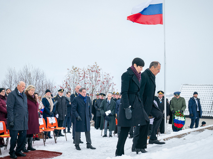 Norwegian Foreign Minister Ine Eriksen Søreide and Russian Foreign Minister Sergei Lavrov laid a wreath at the Soviet Liberation Monument (also known as the Russian Soldier Monument) in Kirkenes. Photo: Heiko Junge / NTB scanpix 